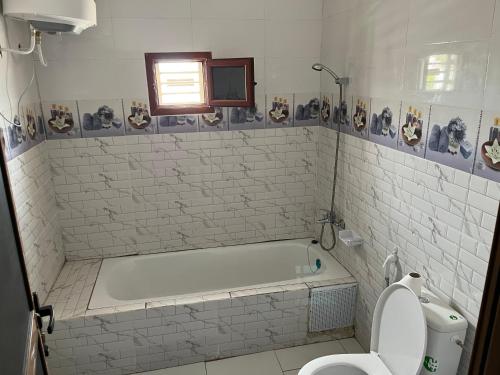 uma casa de banho com banheira e WC em Appartement meublé marhaba em Nouakchott