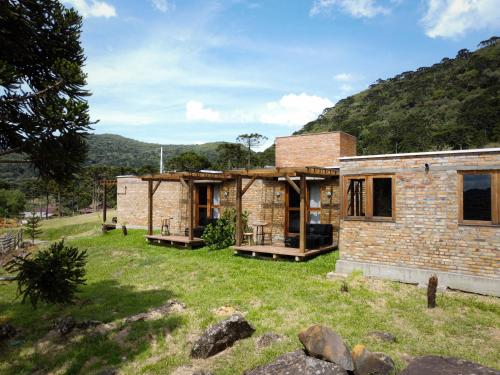 ein Haus mitten auf einem Feld in der Unterkunft Monte Sião Château in Urubici