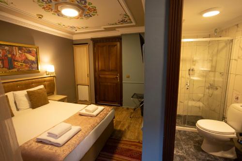Koupelna v ubytování Tashkonak Studio Suites
