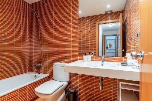 La salle de bains est pourvue de toilettes, d'un lavabo et d'un miroir. dans l'établissement 4207 - AB Sant Adria de Besos, à Barcelone