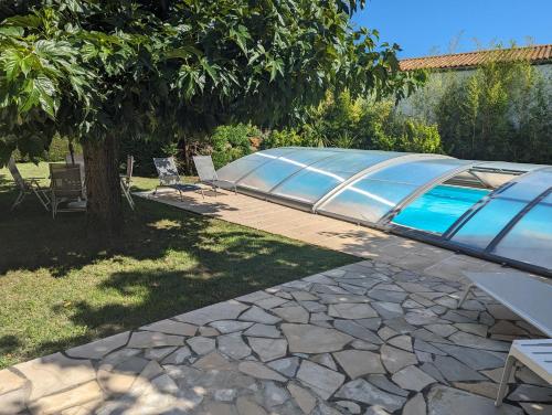 - une piscine avec une tente à côté d'une maison dans l'établissement Gros caillou de St Emilion, à Saint-Sulpice-de-Faleyrens