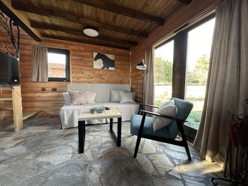 1 dormitorio con sofá, mesa y silla en Ozoni & Sauna en Sopot
