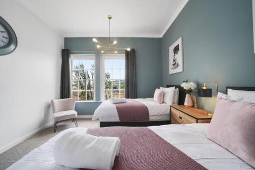 バースにあるSpacious 3 Bedroom Flat in Central Bath - Sleeps 8のベッドルーム1室(ベッド2台、窓付)