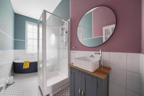 a bathroom with a sink and a mirror at Spacious 3 Bedroom Flat in Central Bath - Sleeps 8 in Bath