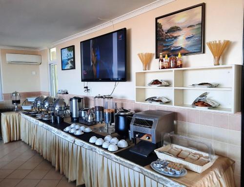 Island Paradise Inn في Ngambo: بوفيه في غرفه عليها اكل