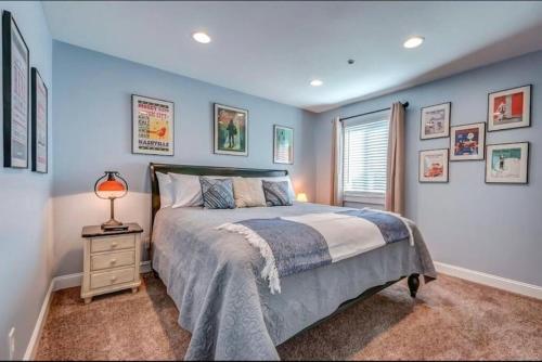 Ένα ή περισσότερα κρεβάτια σε δωμάτιο στο Condo in the Heart of Nashville - unit794