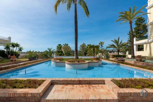Newly Refurbished 2 BDRM Amazing Complex w Pools