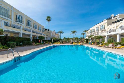 Newly Refurbished 2 BDRM Amazing Complex w Pools
