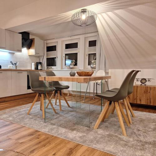 a kitchen and dining room with a table and chairs at Ferienwohnung am Kurpark in Zorge im Harz in Zorge