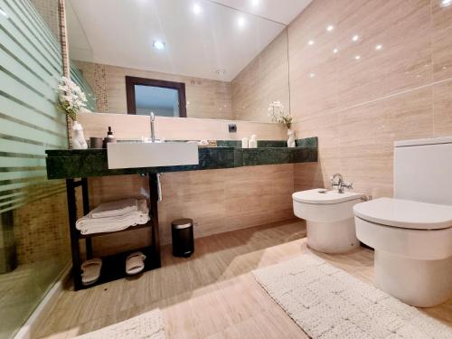 een badkamer met een wastafel en een toilet bij Exyca Ifema in Madrid