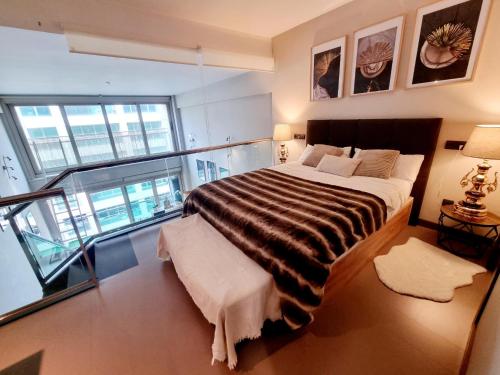 1 dormitorio con 1 cama grande y balcón en Exyca Ifema, en Madrid