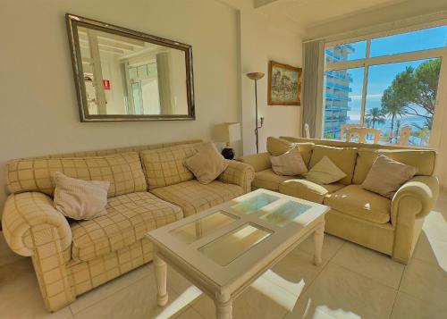 Posezení v ubytování Skol 339 - 2-Bedroom Apartment in Edificio Skol Marbella
