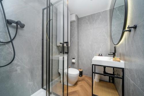La salle de bains est pourvue d'une douche, de toilettes et d'un lavabo. dans l'établissement Canin Mountain Lodge, à Sella Nevea
