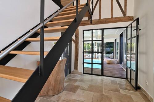 - un escalier dans une maison avec piscine dans l'établissement Le jardin des Hespérides - piscine intérieure Proche Pont Audemer jacuzzi 6P, à Trouville-la-Haule