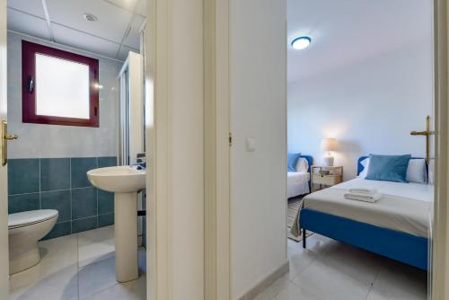 ein Bad mit einem Bett, einem Waschbecken und einem WC in der Unterkunft Villas Guzman - Apartamento Topacio IV in Calpe