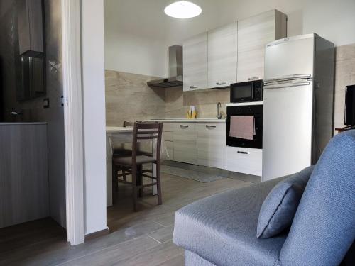 uma cozinha com um frigorífico branco e uma mesa em Country House Ortensie em Torre del Greco