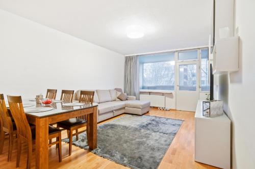 ein Wohnzimmer mit einem Tisch und einem Sofa in der Unterkunft 2 room apartment in Pasila in Helsinki