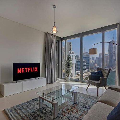 sala de estar con vistas a la ciudad en Beachwalk Luxury 2BR with Infinity Pool and Views, en Dubái