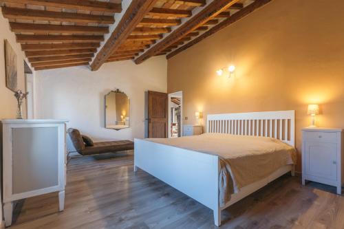 sypialnia z dużym łóżkiem w pokoju w obiekcie Casale Grifondoro w mieście Pergola