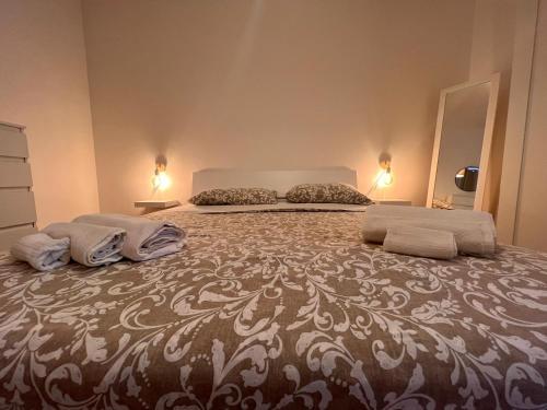 ein Schlafzimmer mit einem großen Bett mit zwei Kissen in der Unterkunft Profumo Barocco 2 in Noto