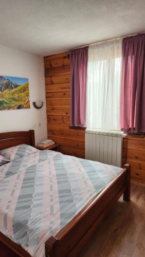 una camera con letto e finestra di Olja Guest House a Žabljak