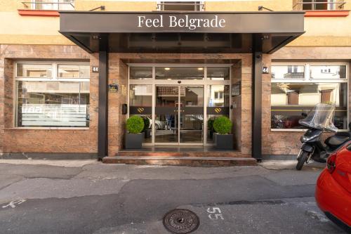 Apartments Feel Belgrade في بلغراد: متجر خضار على جانب أحد الشوارع