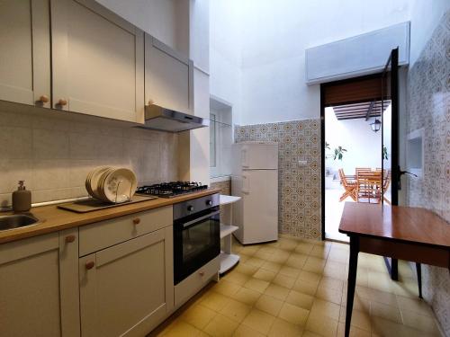 een keuken met een wastafel en een fornuis top oven bij Il Patio in Sampieri