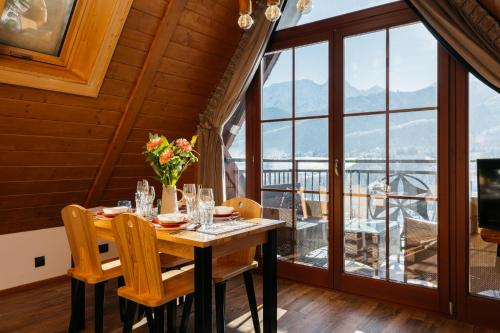 d'un balcon et d'une salle à manger avec une table et des chaises. dans l'établissement Highlander by LoftAffair, à Kościelisko