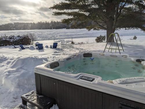 Private Beach, Jacuzzi & Ski – Photos 3