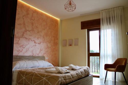Colle di ToraにあるC’era Una Volta Affittacamereのベッドルーム1室(タオル付)