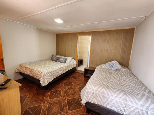 En eller flere senge i et værelse på HOSTAL SOL ATACAMA -CALDERA