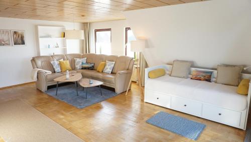 ein Wohnzimmer mit einem Sofa und einem Tisch in der Unterkunft Deichkieker Um Süd in Tönning