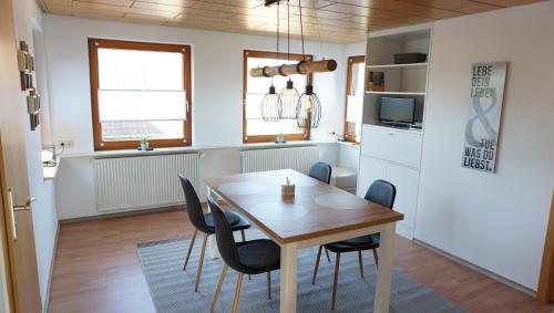 eine Küche und ein Esszimmer mit einem Tisch und Stühlen in der Unterkunft Deichkieker Um Süd in Tönning