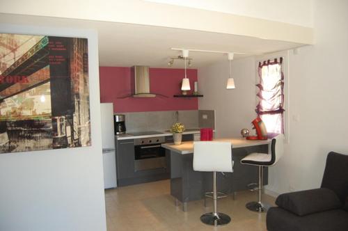 - une cuisine avec une table et un canapé dans une chambre dans l'établissement Village naturiste - Cap sauvage - Villa les lauriers, au Cap d'Agde