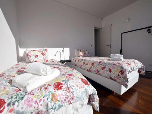 卡米尼亞的住宿－Lovely Caminha Villa - 3 Bedrooms - Villa Lilac - Private Pool and Beautiful Views - Viana do Castelo，一间卧室配有两张床和镜子