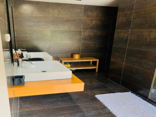 卡米尼亞的住宿－Lovely Caminha Villa - 3 Bedrooms - Villa Lilac - Private Pool and Beautiful Views - Viana do Castelo，浴室设有白色水槽和镜子