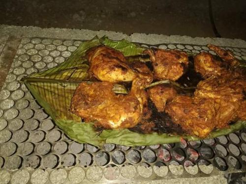 een bord met kip op sla bij Calvary mount Wild homes in Idukki