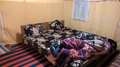 a bedroom with a bed covered in blankets at Pinwheel Retreat in Lansdowne