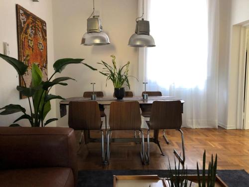 een eetkamer met een tafel en stoelen bij Art Apartments in Florence