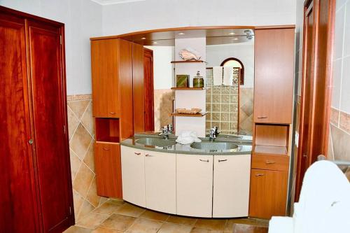 a bathroom with a sink and a large mirror at Beach Villa Casa del Mar in Kralendijk