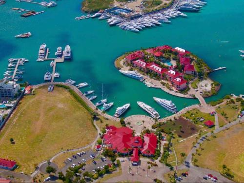 una vista aérea de un puerto deportivo con barcos en el agua en Port de Plaisance Resort, Trademark Collection by Wyndham en Philipsburg