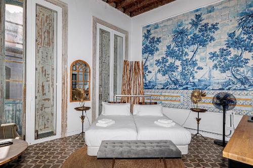 1 dormitorio con 1 cama y un mural en la pared en Casa Sabai en Las Palmas de Gran Canaria