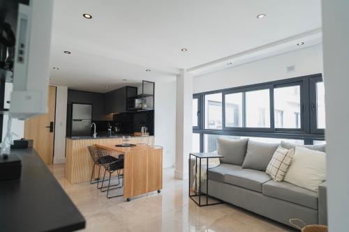 a living room with a couch and a kitchen at Patagones & Acevedo in Mar del Plata