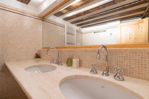 Bilik mandi di Fortuny3967 Suites & Wine