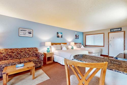 a hotel room with a bed and a couch at Chula Vista Condo Villa 7213 in Wisconsin Dells