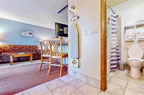een woonkamer met een toilet en een bank bij Chula Vista Condo Villa 7213 in Wisconsin Dells