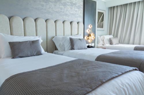 um quarto de hotel com duas camas num quarto em Hotel HW High Wellness em Santiago