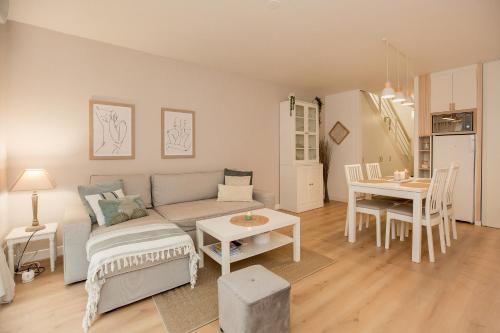 un salon avec un canapé et une table dans l'établissement Atlantic Selection - Un séjour à la Villa Sharon, à Capbreton