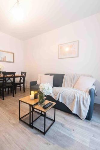 un salon avec un canapé et une table dans l'établissement Le Parisien-Clichy-2 pièces Zen, à Clichy