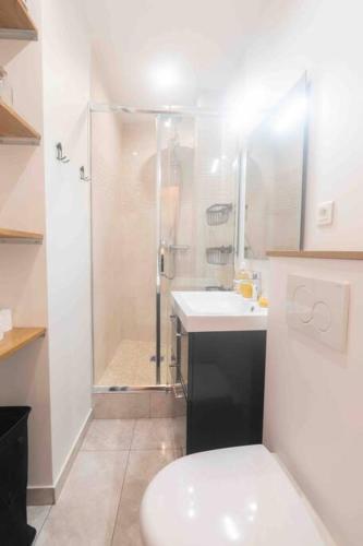 une salle de bain avec une douche, des toilettes et un lavabo dans l'établissement Le Parisien-Clichy-2 pièces Zen, à Clichy